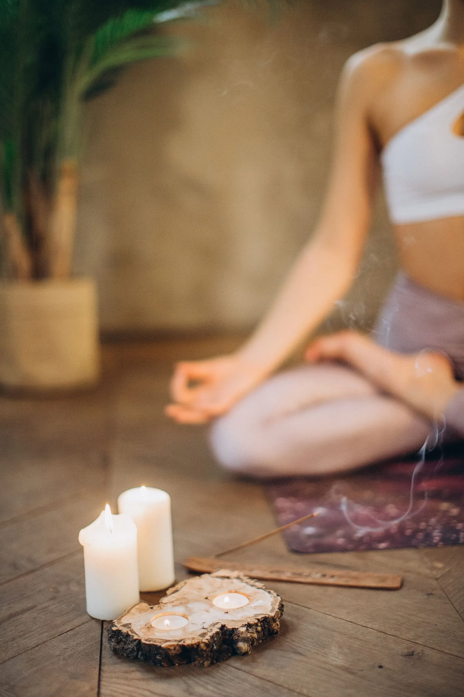 Candele accese e una persona seduta in un momento di pausa; fotografia illustrativa.